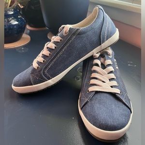 TAOS tennis shoes 8.5 navy. NEVER WORN